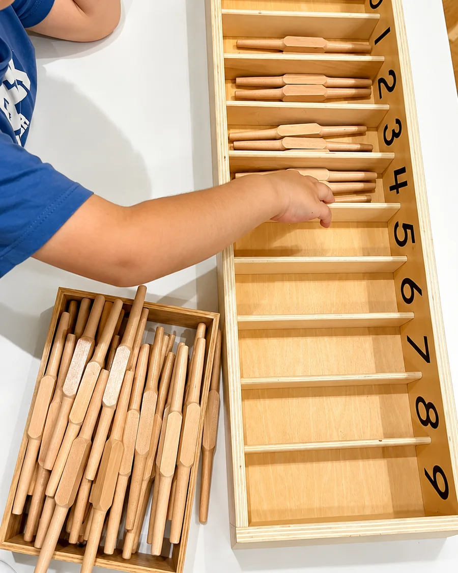 Hands-on maths activity with the Montessori spindle box